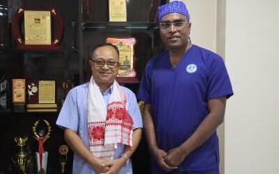 কিডনী হস্পিটেল iUKDত অৱসৰপ্ৰাপ্ত আই জি পি ব্ৰজেনজিৎ সিন্‌হাঅসম চৰকাৰৰ অৱসৰপ্ৰাপ্ত আই জি পি শ্ৰদ্ধাৰ শ্ৰীযুত ব্ৰজেনজিৎ সিন্‌হা ডাঙৰীয়াই নিজৰ আত্মীয়ৰ চিকিৎসাজনিত কাৰণত আজি সোণাপুৰস্থিত কিডনী হস্পিটেল iUKDত উপস্থিত হোৱাত আমি গৌৰৱ অনুভৱ কৰিছোঁ৷ iUKDৰ তৰফৰ পৰা আমি তেখেতক এখন ফুলাম গামোচাৰে সাদৰ সম্ভাষণ জনাওঁ৷