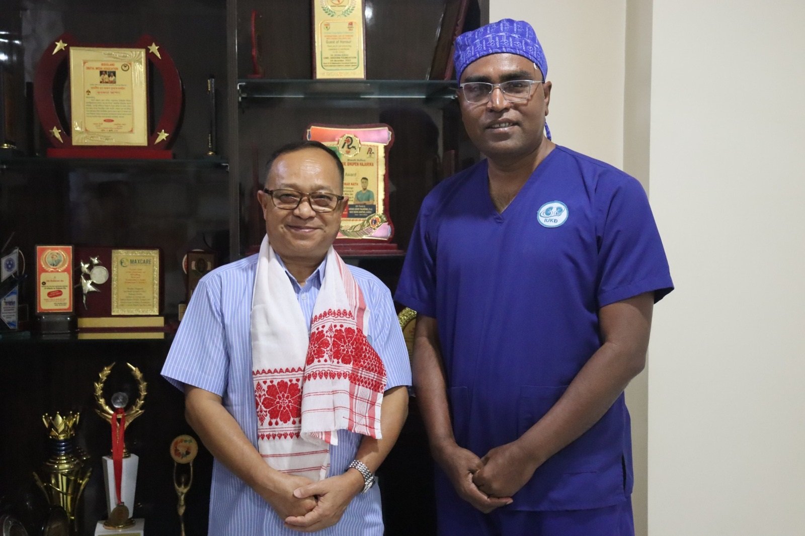 8 কিডনী হস্পিটেল iUKDত অৱসৰপ্ৰাপ্ত আই জি পি ব্ৰজেনজিৎ সিন্হা অসম চৰকাৰৰ অৱসৰপ্ৰাপ্ত আই জি পি শ্ৰদ্ধাৰ শ্ৰীযুত ব্ৰজেনজিৎ সিন্হা ডাঙৰীয়াই নিজৰ আত্মীয়ৰ চিকিৎসাজনিত কাৰণত আজি সোণাপুৰস্থিত কিডনী হস্পিটেল iUKDত উপস্থিত হোৱাত আমি গৌৰৱ অনুভৱ কৰিছোঁ৷ iUKDৰ তৰফৰ পৰা আমি তেখেতক এখন ফুলাম গামোচাৰে সাদৰ সম্ভাষণ জনাওঁ৷